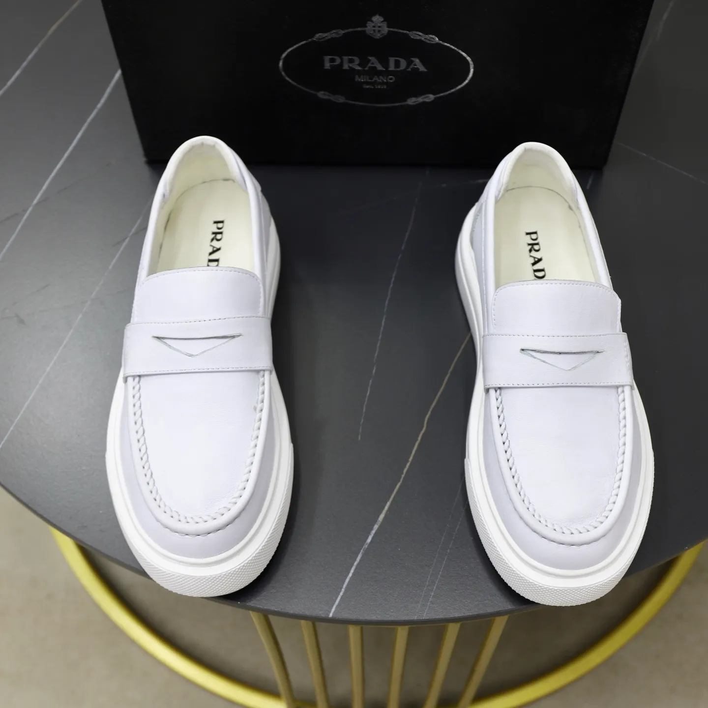 Ex-factory price: 500💰🙅‍♂️🙅‍♂️🙅‍♂️ Brand: PRADA Standard code: Men's code 38-44 (45 can be customized) Grade: Same style as the official website Original order quality Material: Original cowhide surface Comfortable lining Original outsole Style category: Men's fashionable casual leather shoes Distinguished big-name luxury elements Top luxury Color: Color of the actual picture